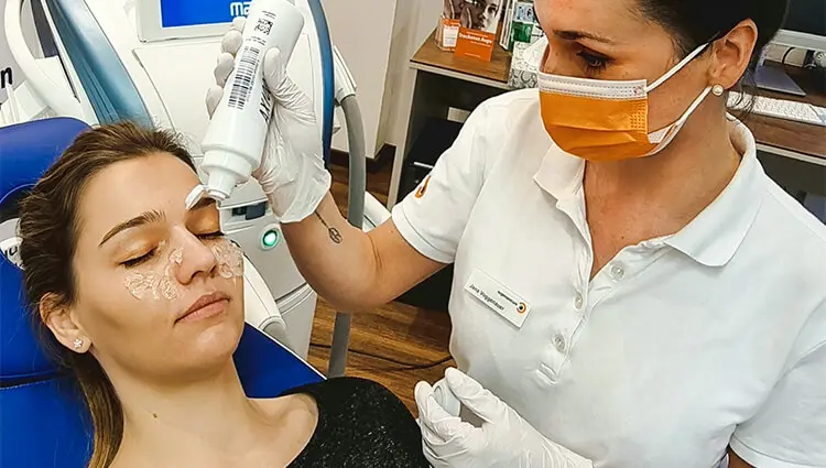 Auftragen von Kontaktgel vor einer IPL-Behandlung