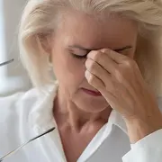Frau mit gereizten Augen bei der Bildschirmarbeit
