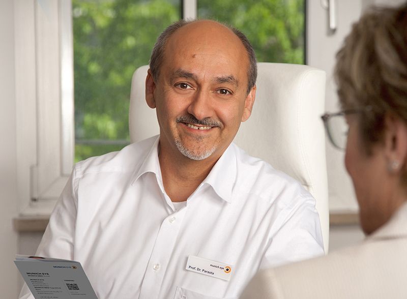 Prof. Parasta im Beratungsgespräch mit einer Patientin bei MUNICH EYE